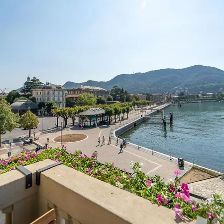 Esclusivo Fronte Lago, In Centro A Con Garage شقة